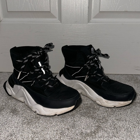 Sorel Women's Kinetic RNEGD Storm Boot. Black. Great condition. Size 7.5. - Picture 7 of 12